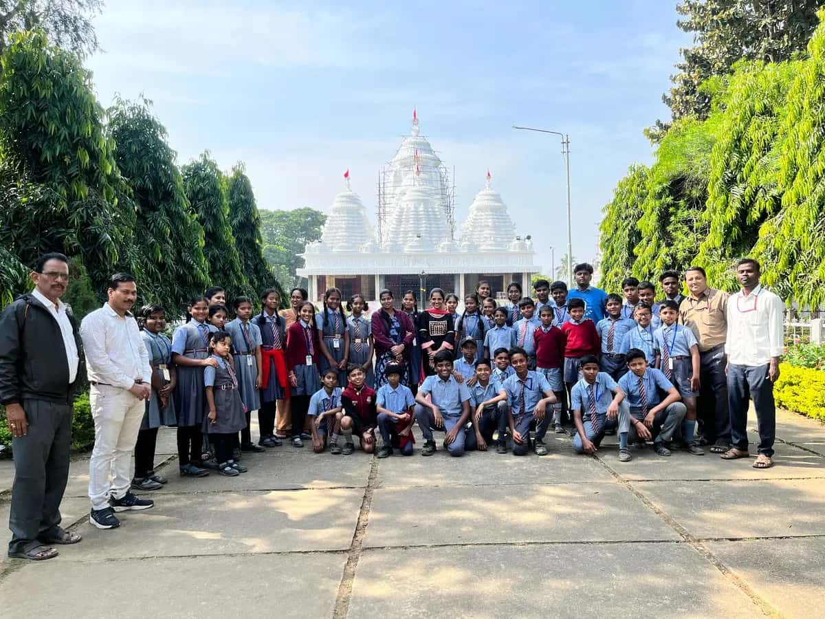 Students and teachers in a group photo on an outing